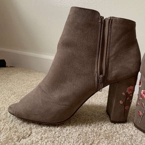 Candie’s Peep toe embroidered floral heels - Picture 2 of 2